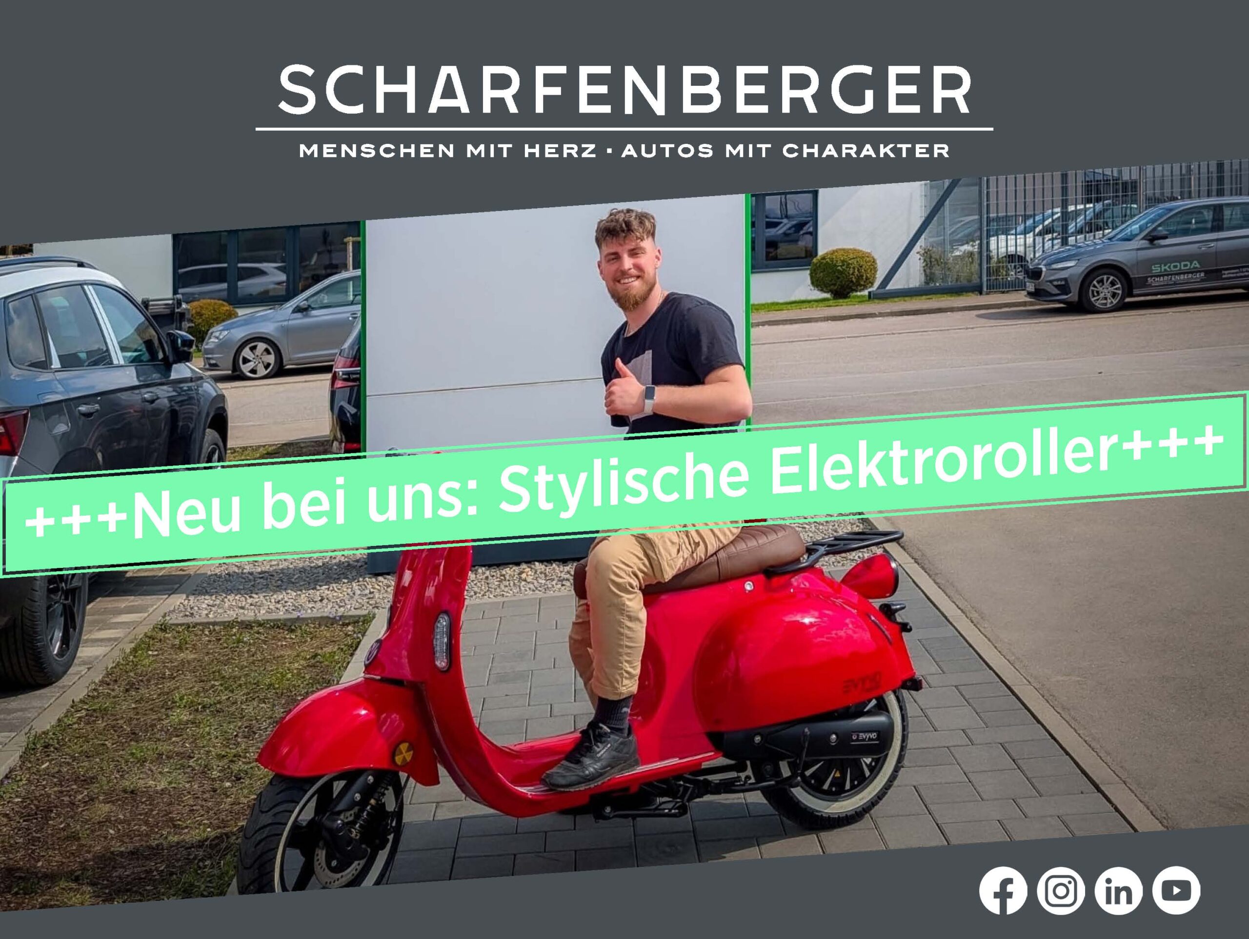 Ein Mann sitzt auf einem roten Elektroroller im Vordergrund, während im Hintergrund das SCHARFENBERGER-Logo und der Hinweis "+++Neu bei uns: Stylisher Elektroroller+++" zu sehen sind.